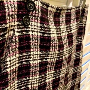 LOFT | fun pink & black plaid mini w/ button detail | 10